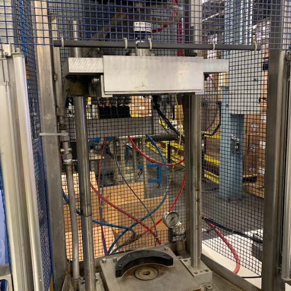 Mechanical test rig in a safety enclosure